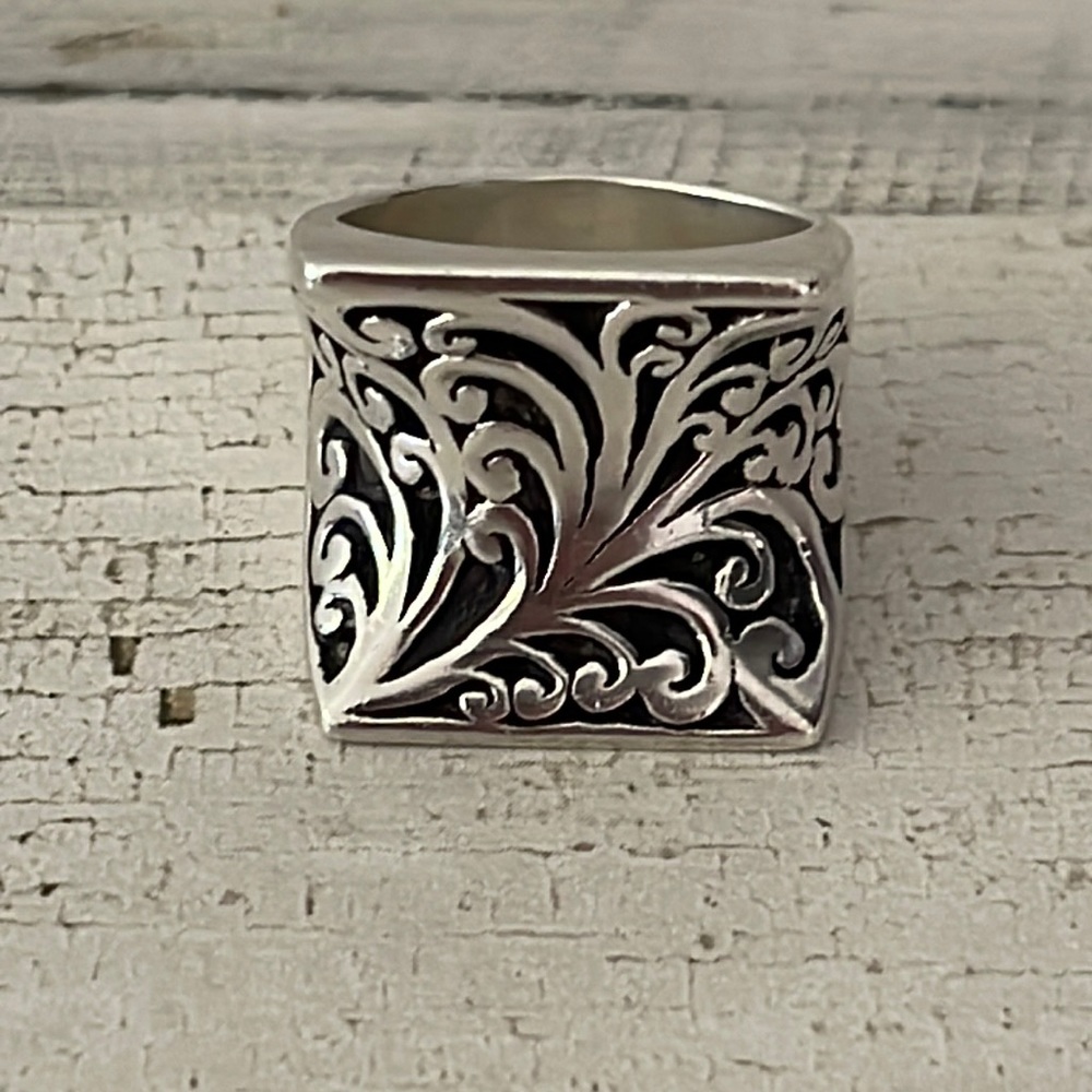 Lois Hill Signature Scroll ring size 9